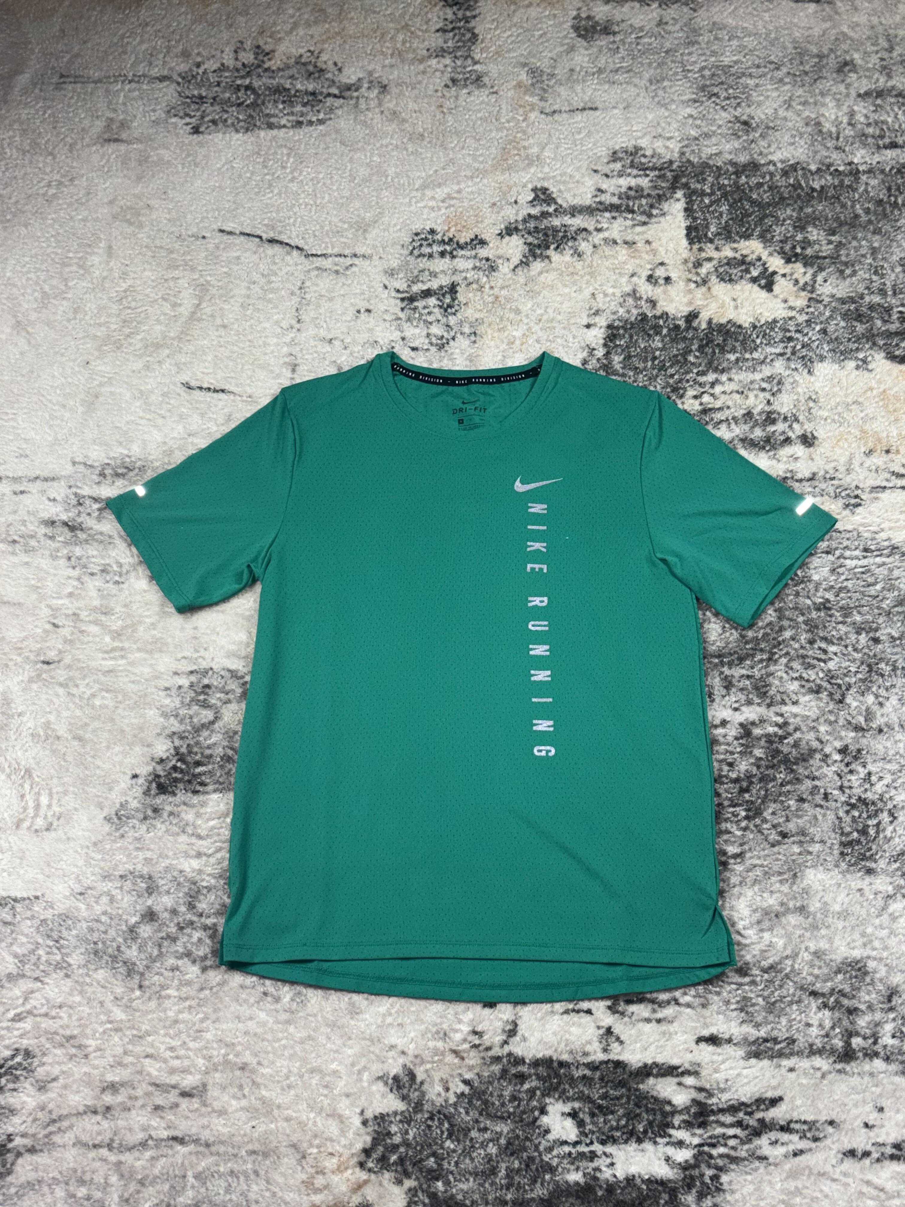 Nike running t-shirt green